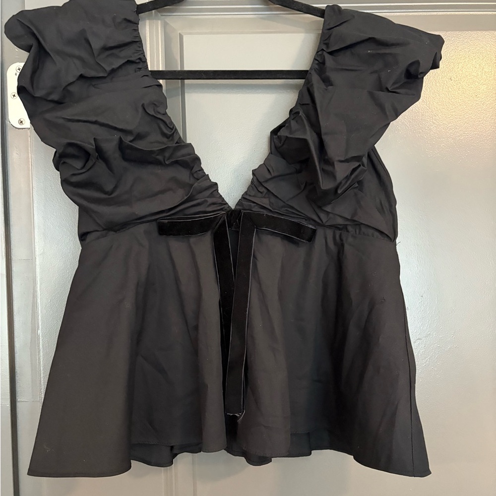 Black puff sleeve V-Neck Top